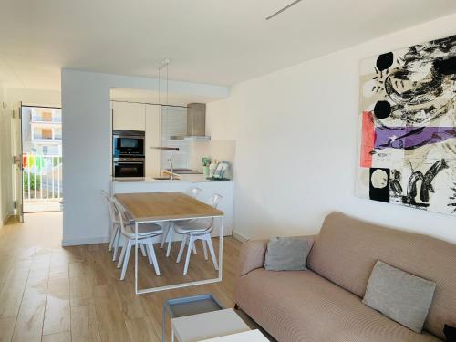 サンタ・ポラにあるTorre del Este, Santa Polaのソファとテーブルのあるリビングルーム