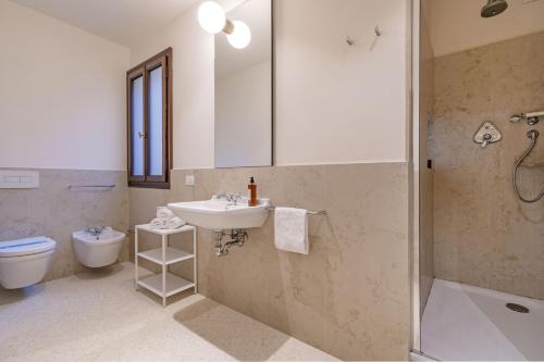 a bathroom with a sink and a toilet and a shower at Sensale in Venice