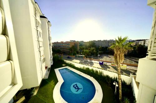 vista para uma piscina a partir de um edifício em SeaHomes Vacations, LA MER BLEUE, beach&pool, PK, full equipped in Fenals Beach em Lloret de Mar