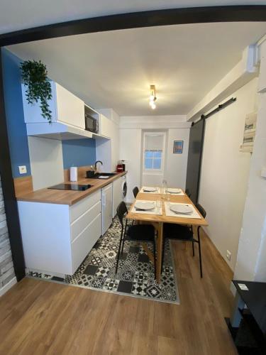 une petite cuisine avec une table en bois dans une pièce dans l'établissement Magnifique studio hyper centre plage et commerce (capacité 4 personnes), à Saint-Jean-de-Luz
