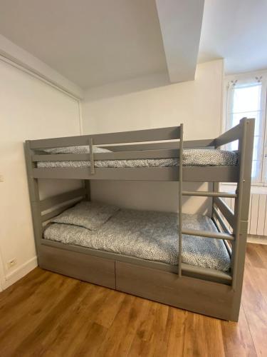 deux lits superposés dans une chambre avec parquet dans l'établissement Magnifique studio hyper centre plage et commerce (capacité 4 personnes), à Saint-Jean-de-Luz