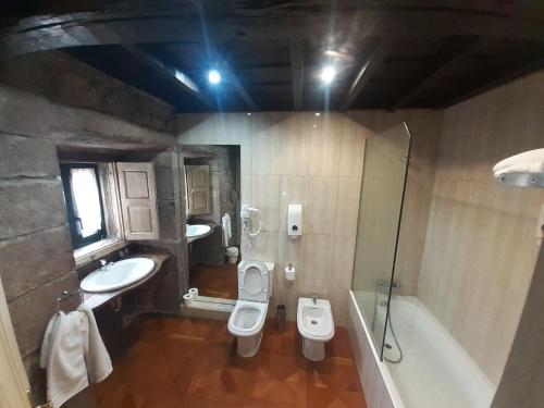 Bilik mandi di Hotel la Casona de Barrio, Alto Campoo