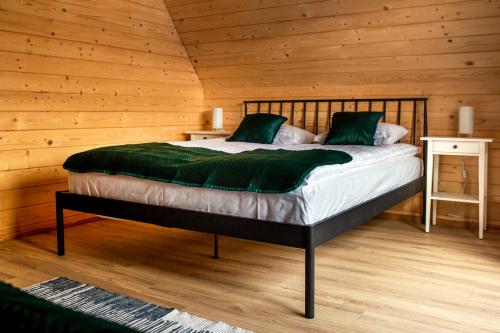 Säng eller sängar i ett rum på Domki w górach "U Misia"
