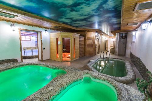 Bazén v ubytování Spa-Hotel Myslyvskiy Dvir nebo v jeho okolí