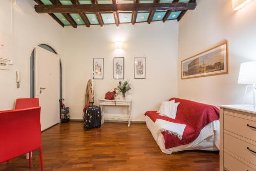 una camera con un letto e un tavolo di Colosseum Townhouse a Roma