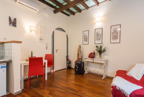 una camera con letto, tavolo e sedie di Colosseum Townhouse a Roma