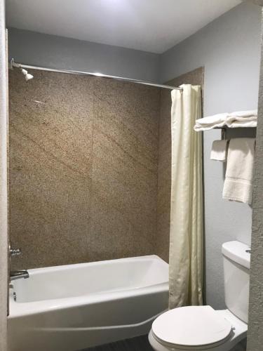 Kylpyhuone majoituspaikassa Walnut Inn - Checotah