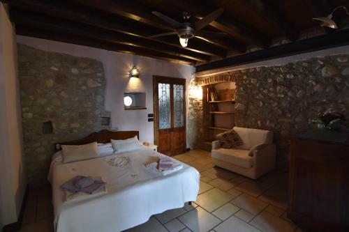 ein Schlafzimmer mit einem Bett und einem Sofa in einem Zimmer in der Unterkunft B&B Il Melograno del Garda in Padenghe sul Garda