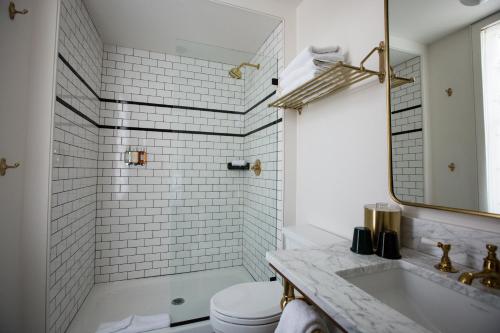 a bathroom with a tub and a sink and a toilet at Surf Hotel & Chateau in Buena Vista