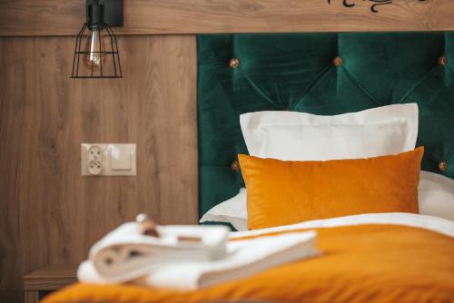 Ένα ή περισσότερα κρεβάτια σε δωμάτιο στο Apartamenty Grand Tatry - sauna i jacuzzi wliczone w cenę pobytu - 10 minut pieszo od Term Bania