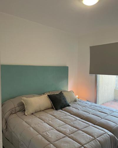 a bedroom with a large bed in a room at Administración Maipu PB A Depto Premium in Tandil