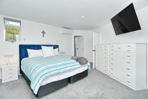 Cama ou camas em um quarto em St Andrews Hill - Christchurch Holiday Homes