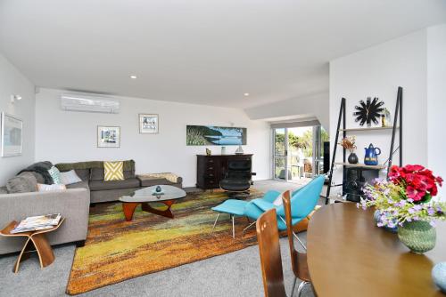 Uma área de estar em St Andrews Hill - Christchurch Holiday Homes