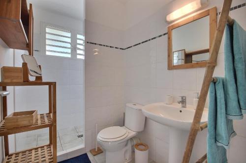 Ένα μπάνιο στο Villa Kaline