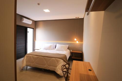 Tempat tidur dalam kamar di Serravita Hotel