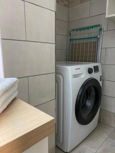 a washer and dryer in a small room at CASA MILITOU-NEA FILADELFIA in Athens