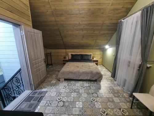 スーズダリにあるKupets Holiday Homeの木製の天井が特徴のベッドルーム1室(ベッド1台付)