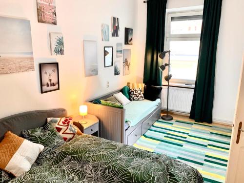 格拉茲的住宿－Mellow City Apartment - by Nahuen Suites，一间小卧室,配有床和窗户