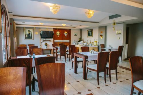 A television and/or entertainment centre at Grand Hotel Dentro
