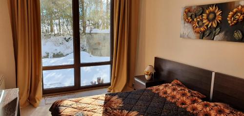 バンスコにあるTerra Complex-D4-Balkan private apartment - Golf & Skiingのベッドルーム1室(ベッド1台、大きな窓付)