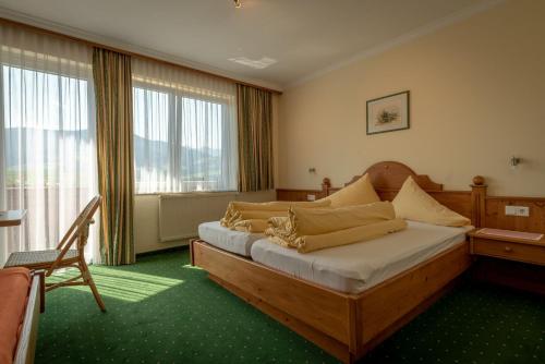 Postel nebo postele na pokoji v ubytování s'Wirtshaus by Alpine Genusswelten
