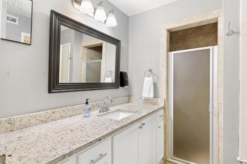 een badkamer met een wastafel en een spiegel bij CYC Mega House with BBQ Gazebo in San Antonio