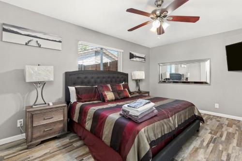 een slaapkamer met een bed en een plafondventilator bij CYC Mega House with BBQ Gazebo in San Antonio