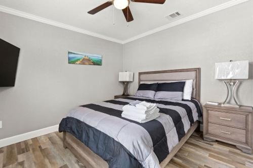 a bedroom with a bed and a ceiling fan at CYC Eclectic Back House with BBQ Gazebo in San Antonio