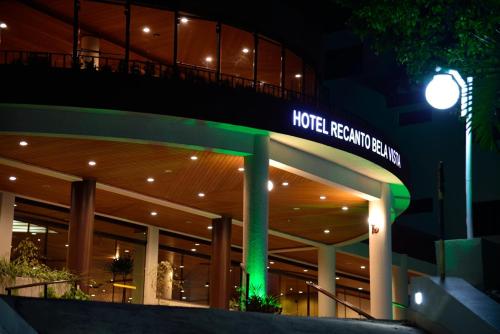a hotel headquarters with a green light in front of it at Hotel Recanto Bela Vista in Águas de Lindóia