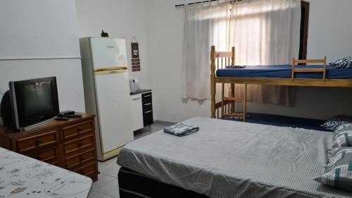 Ein Bett oder Betten in einem Zimmer der Unterkunft Hospedaria Canto Ubuntu Kitnet