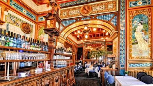 un restaurant avec un bar avec des tables dans l'établissement LE BACO-BACO, FACE AU CHÂTEAU, AVEC PARKING, à Nantes