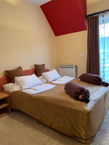 Una cama o camas en una habitación de Hotel Dva Goluba
