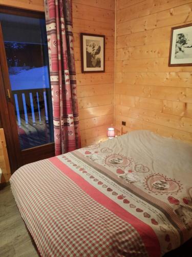Un pat sau paturi într-o cameră la Les Terrasses Du Mont Blanc