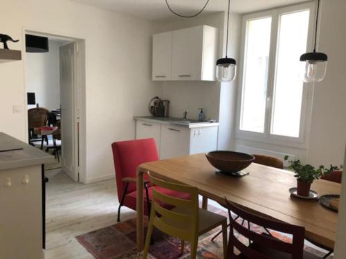 a kitchen and dining room with a table and chairs at Duplex familial # Pein centre # BESTOFBLO #INSEAD in Fontainebleau