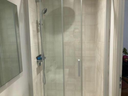 une salle de bain avec une douche avec une porte vitrée dans l'établissement Duplex familial # Pein centre # BESTOFBLO #INSEAD, à Fontainebleau