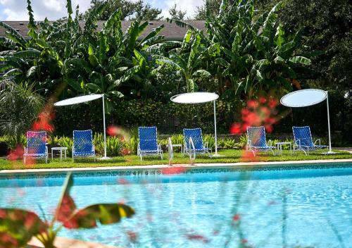 a group of blue chairs and a swimming pool at Stagecoach Inn in Salado