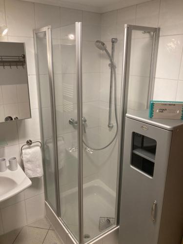 um chuveiro com uma porta de vidro na casa de banho em Appartement Schankwirtschaft em Pfronten