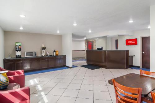 Dapur atau dapur kecil di Red Roof Inn I-95 North Brunswick Darien