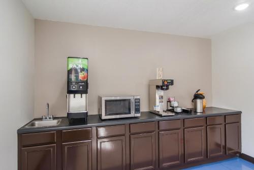 Dapur atau dapur kecil di Red Roof Inn I-95 North Brunswick Darien