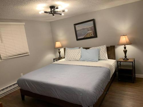 1 dormitorio con 1 cama con 2 lámparas y ventilador de techo en Aquatopia Waterpark-Pool-Tennis-Paintball- ZipLine 127, en Tannersville