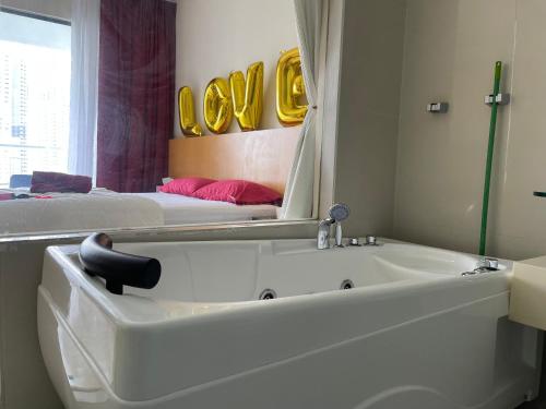 Bilik mandi di Private Jacuzzi Staycation at KL City 921