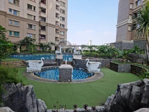 a pool in the middle of a yard in a building at Hunian dekat T I Ancol, pintu Toll, Itc Mangga dua in Jakarta