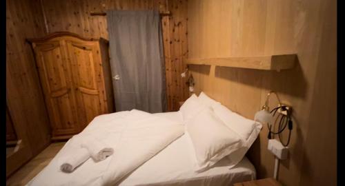 Una cama o camas en una habitación de Hotel Ristorante Genzianella