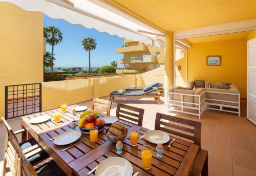 Um restaurante ou outro lugar para comer em Luxury Front Line Beach Apartment