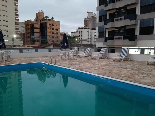 Foto da galeria de Apartamento 3 Dormitórios / Praia Enseada Guarujá, Piscina, Vista ao fundo e sol da manhã!. no Guarujá