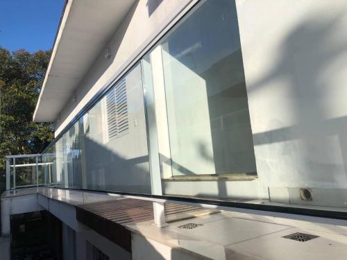 a large glass window on the side of a house at Suíte privativa próxima ao Sesc 1 in Bertioga
