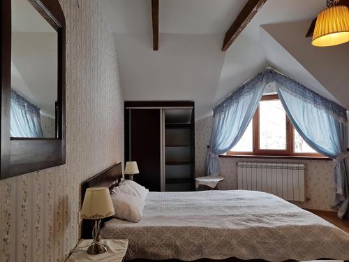Ένα ή περισσότερα κρεβάτια σε δωμάτιο στο Zelena Sadyba
