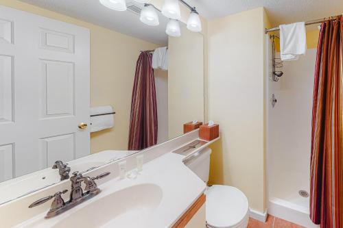 La salle de bains est pourvue d'un lavabo et d'un grand miroir. dans l'établissement Winter Escape, à Ludlow