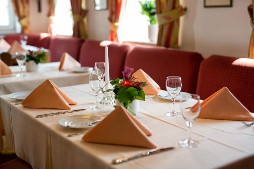 Hotel Post Jungingenにあるレストランまたは飲食店