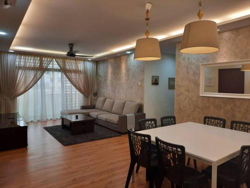 uma sala de estar com uma mesa e um sofá em HillTree Homestay Putrajaya em Putrajaya